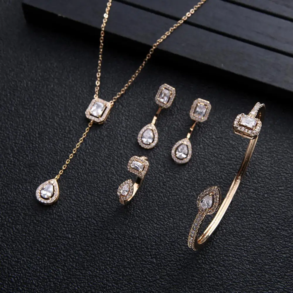 مجوهرات تواكب الموضة تجعل اطلالتك ملفتة