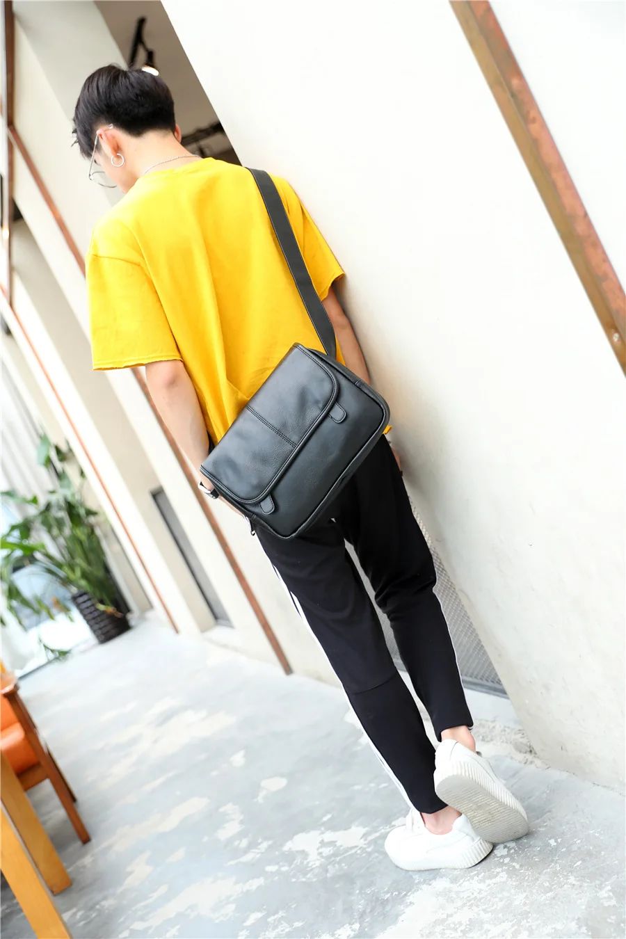 

New retro men's one-shoulder bag fashion backpack Korean version leisure men's bag locomotive book bag tide