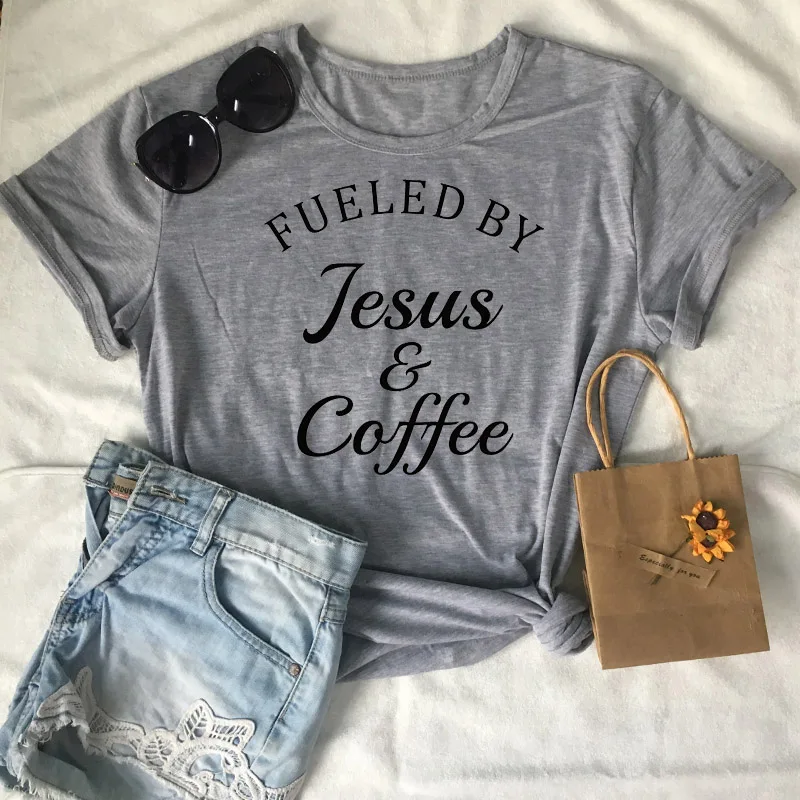 Fueled от Иисуса и кофе летняя футболка христианские рубашки религия Графические футболки Женская хлопковая одежда вера Топы Прямая