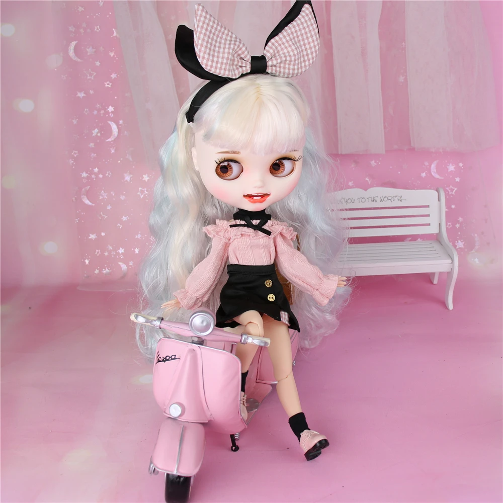 雏菊 – 高级 Custom Neo Blythe 多色头发、白皮肤、哑光笑脸娃娃3