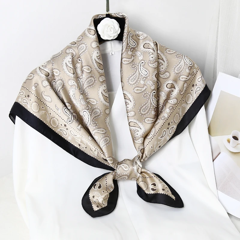 Рисунок 6 - Женский квадратный шарф с принтом пейсли