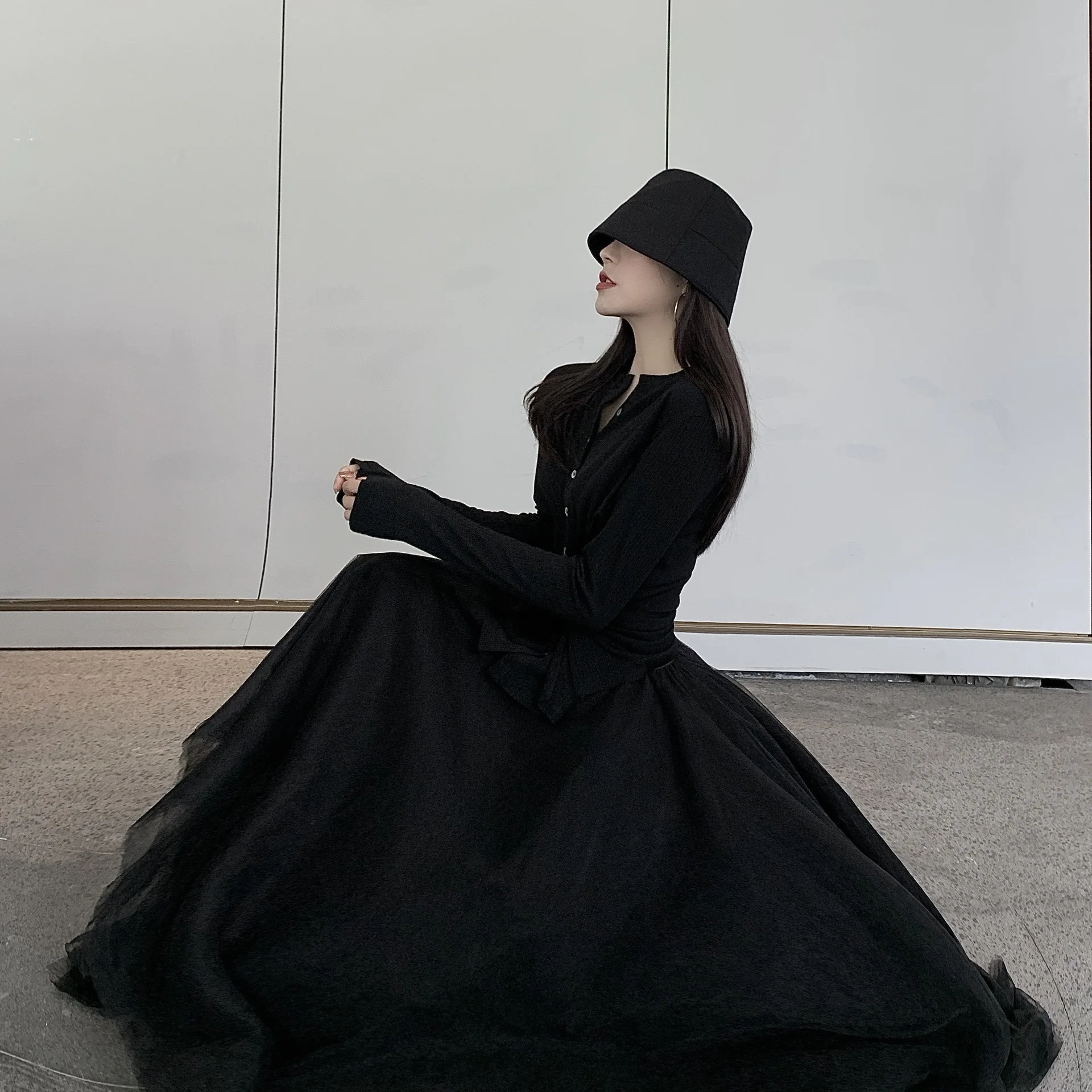 

Photo Shoot Autumn Sense of Design Dark Wind Autumn Waist Hugging Small Coat + Dark of Mid-length High-waisted Mesh Skirt