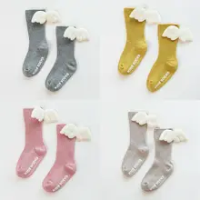 Модные носки для маленьких девочек повседневные длинные хлопковые носки до колена с крылышками для детей 0-5 лет