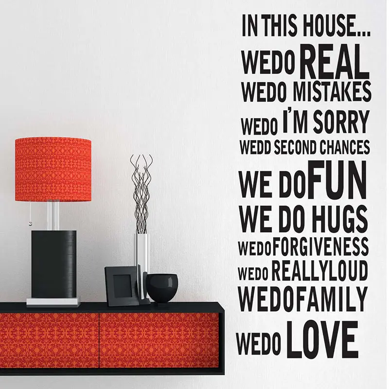 Поддержка путем размещения английских букв на стенах спальни