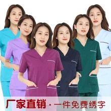 Доктор носит одежду для работы из чистого хлопка. Одежда для работы в салоне красоты