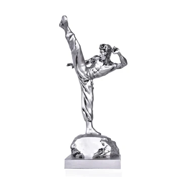 

Lifelike Bruce Lee Fighting Figurine Handmade Resin Chinese Kung Fu Kicking Sculpture Martial Arts Souvenir Ornament Craft R3290