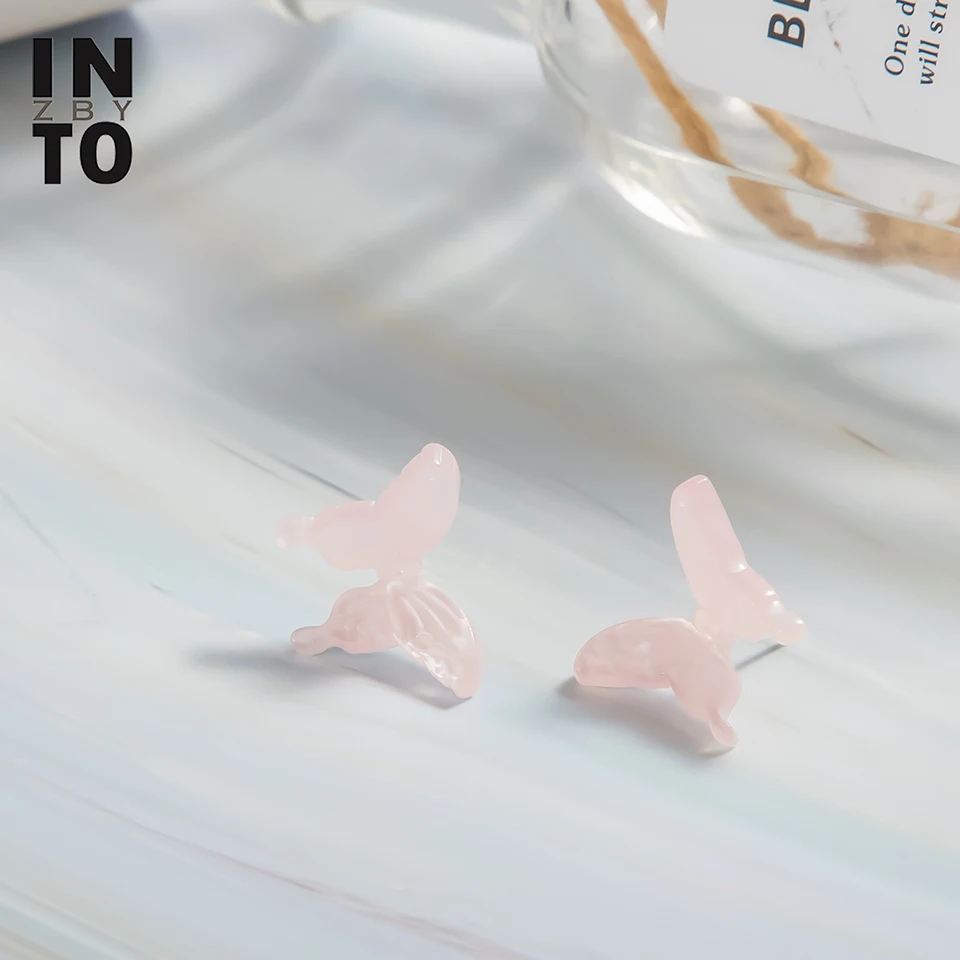 Женские серьги-гвоздики с розовой бабочкой Into изящные эпоксидной смолой модные