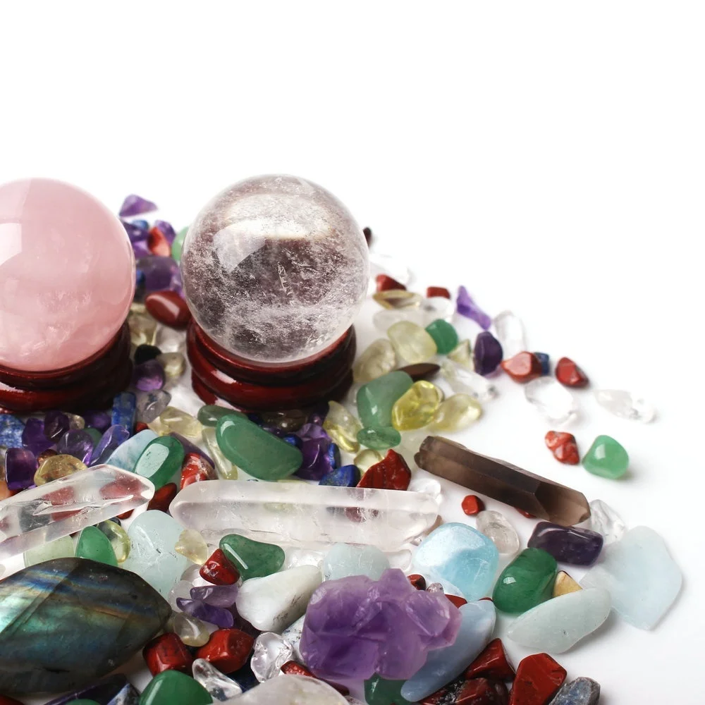 Много красочных природных кварцевых кристаллов 7 Чакра обелиска мяч гравий минеральные образцы Исцеление драгоценный камень