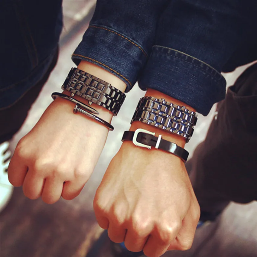 

Men's Couples Chain Watch Student Personality Classic Style Electronic Clock LED Mirror Metal Handle Wristband Decorative Watch
