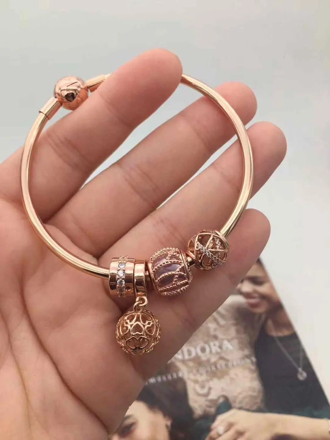 

Kaliyah Store High Quality 1:1 100% 925 Pure Silver New Rose Gold Clasp Encircling Bracelet Free Of Charge
