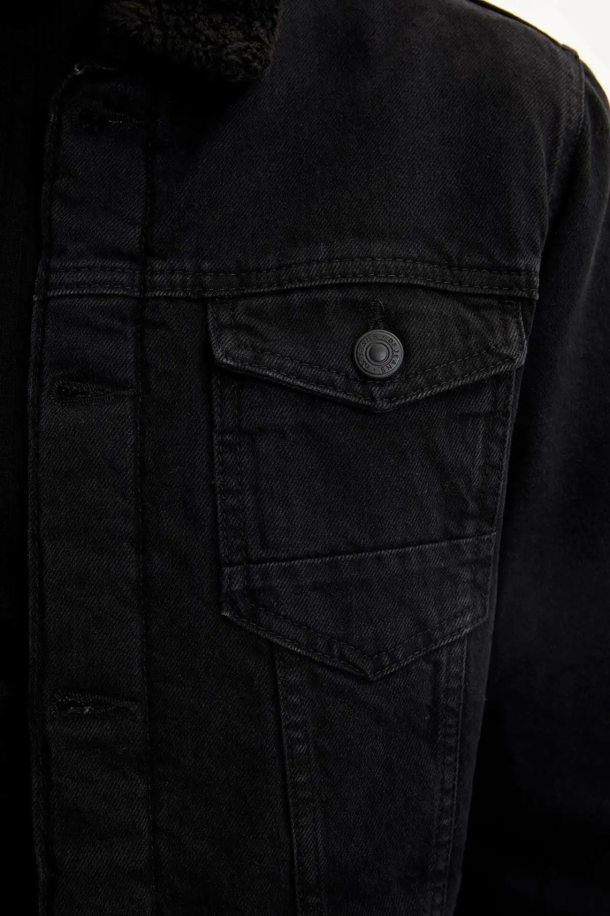 DeFacto Мужская черная джинсовая короткая куртка с отворотом, Повседневная Уличная одежда с карманом, Модная Тонкая джинсовая куртка-L5570AZ19WN