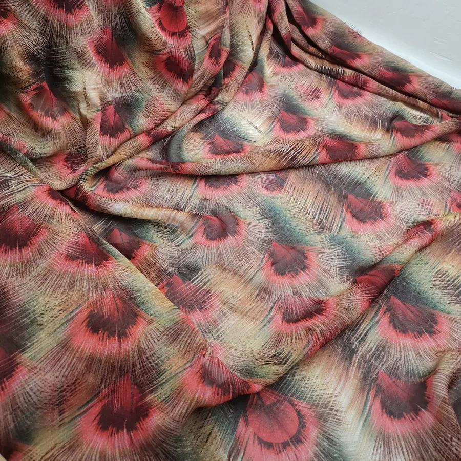 В продаже шифоновое летнее платье из шифоновой ткани с принтом "павлиньи перья"