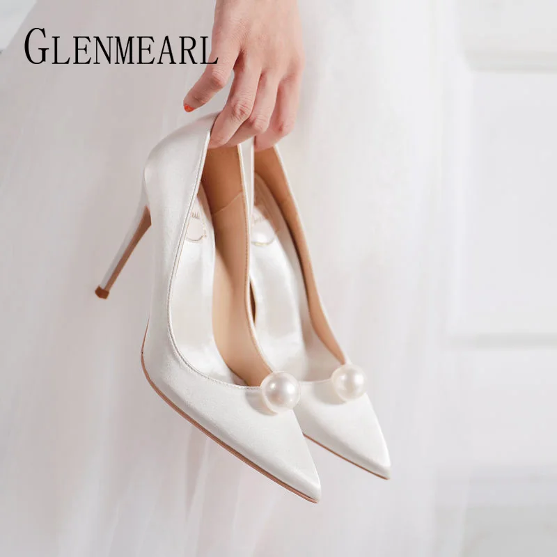 Zapatos de boda de tacón alto para mujer, zapatos blancos de seda, zapatos de tacón con perlas, punta fina, tacones rojos sexys para vestido de fiesta, primavera 2021