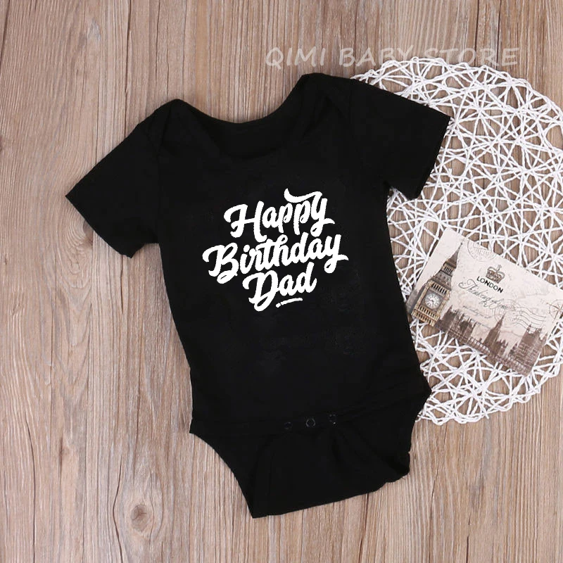 Боди унисекс для маленьких мальчиков и девочек с надписью «Happy Birthday Daddy»; хлопковые милые вечерние костюмы для малышей; модная одежда - Цвет: Black