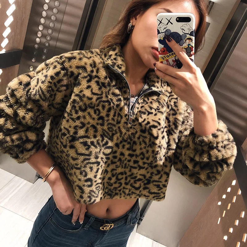 Tanie BOOFEENAA wzór w cętki Fuzzy krótkie bluzy z kapturem odzież damska zima śliczne bluza z kapturem z crop top z suwakiem C70 AC22