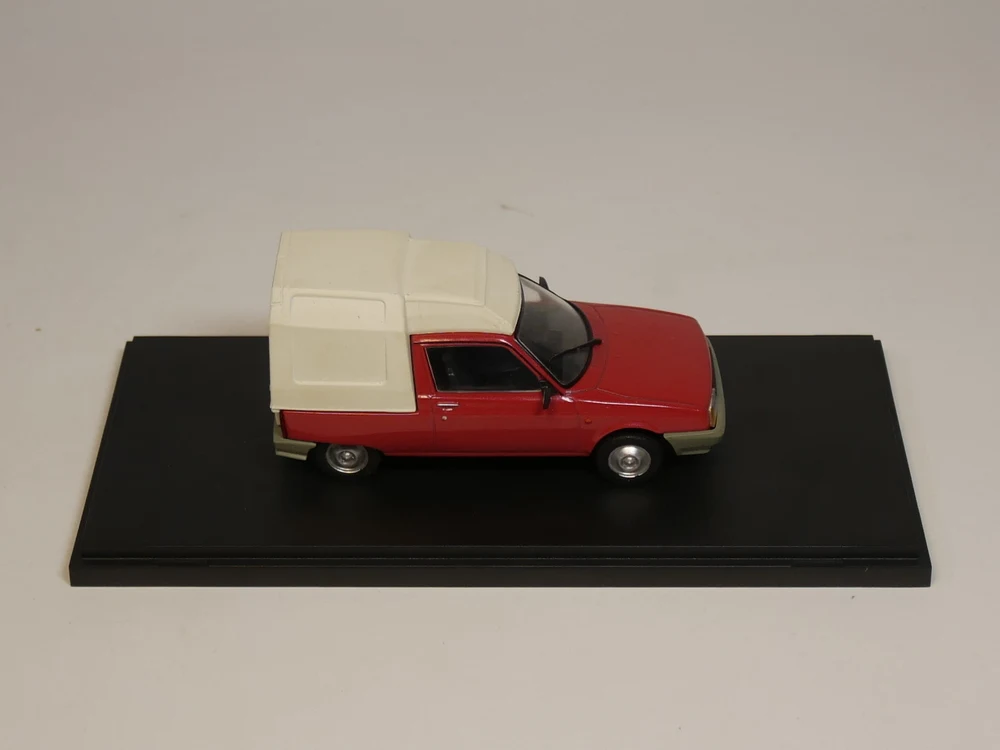 Модель автомобиля 1:43 OLTENA 12CS|Наземный транспорт| |