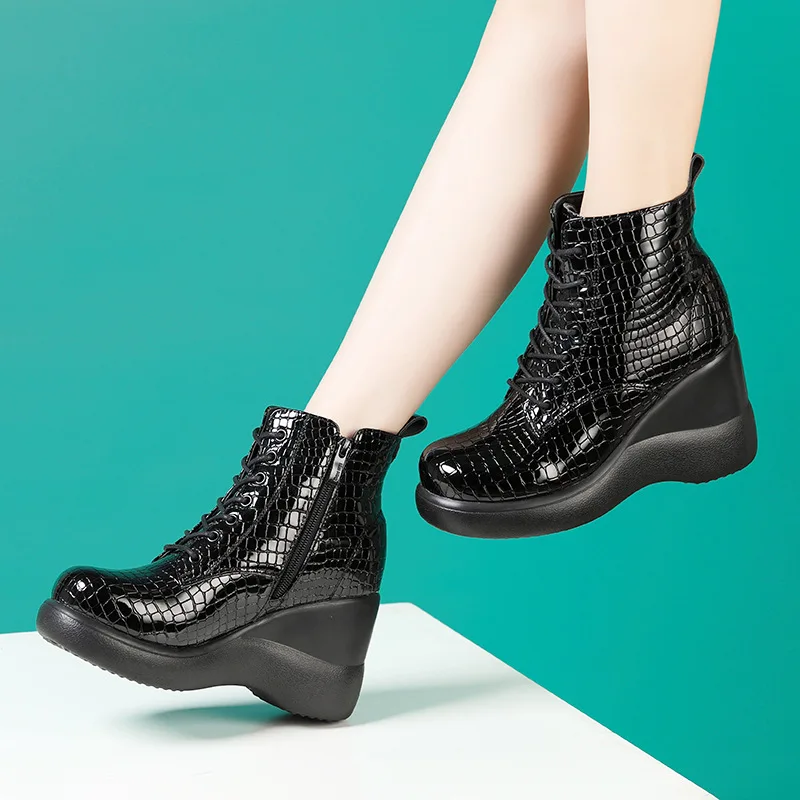 

Женские ботинки из лакированной кожи, на платформе, до середины икры