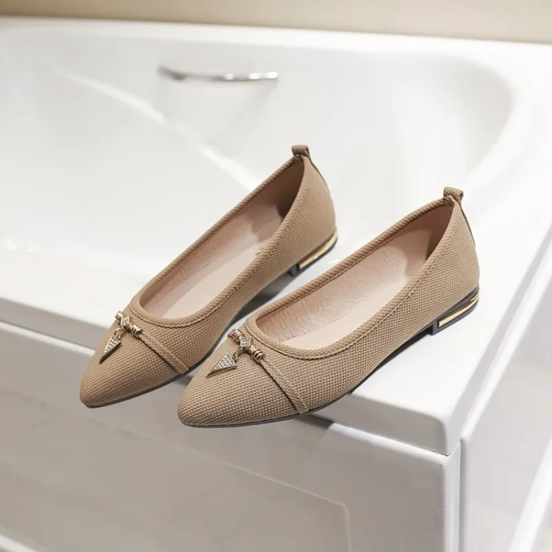 

2020 new soft flat single shoes female Metal decoration version of the wild pointed shallow mouth comfortable peas shoes H14-67