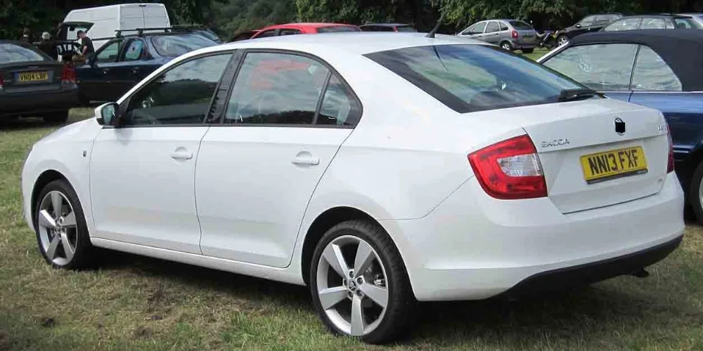 1280px-Skoda_Rapid0_registered_March_2013_1598cc_rear_three_quarters