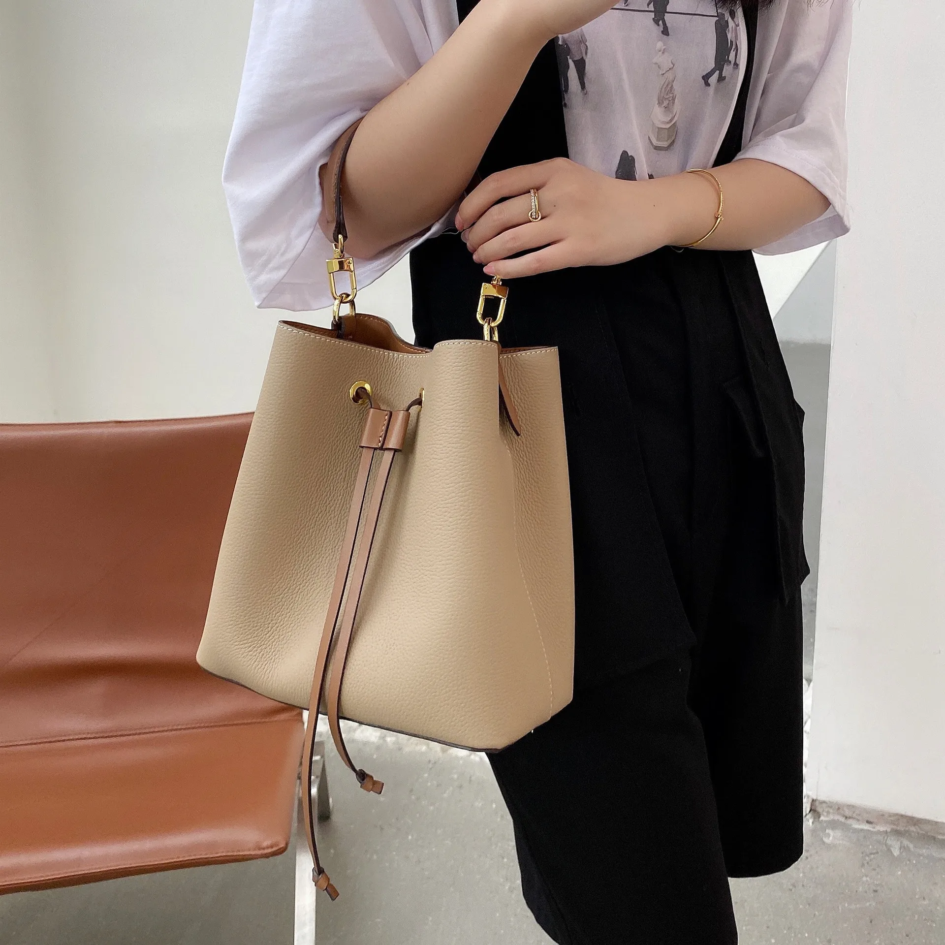 Fashion Bucket Bag Korean Style Large Capacity Bag New Shoulder Messenger  Bag All-Matching Genuine Leather Portable Women's Bag