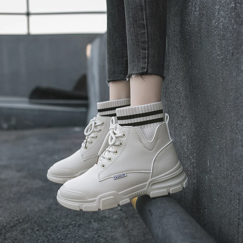 

Female boots 2019 winter fashionable scooter; Thick bottom Martin boots; On the platform and comfortable boots; The white boots