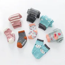 Трусики с мультипликационным рисунком-шланг комплект; сезон весна-осень; стиль на гусеничном ходу милые большие трусики/штаны на подгузник короткие носки комплект из двух предметов: хлопковые леггинсы, комплект