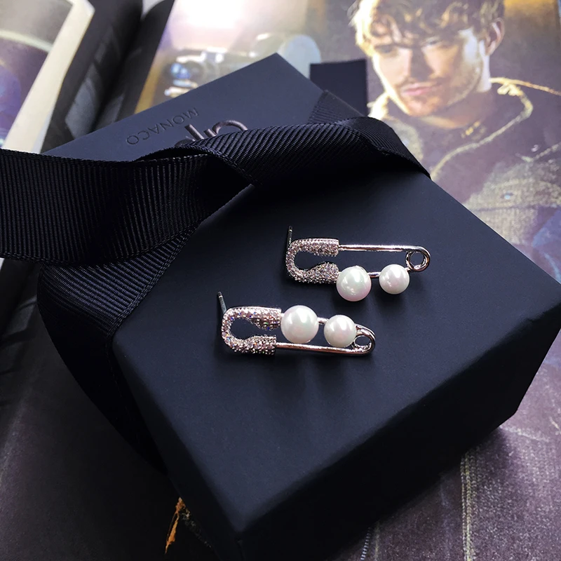 Новые трендовые циркониевые геометрические безопасные серьги гвоздики с белым