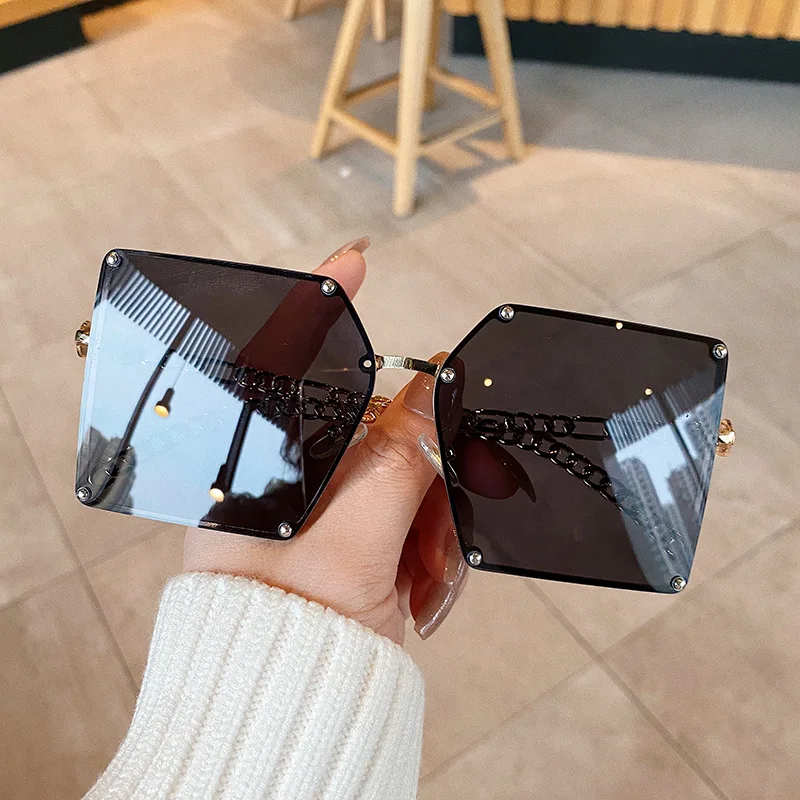 2021 New Fashion Oversize Gradient Sunglasses For Women Vintage Alloy Chain Frame Rivet Square Sun Glasses Unisex Elegant Shades
