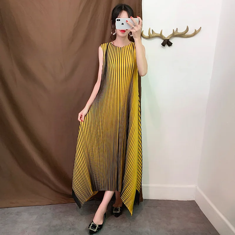 

Plus Size Dress Women 2019 New Stretch Miyake Pleated Round Neck Sleeveless Loose Striped Dress For Women's Weight 45-70kg