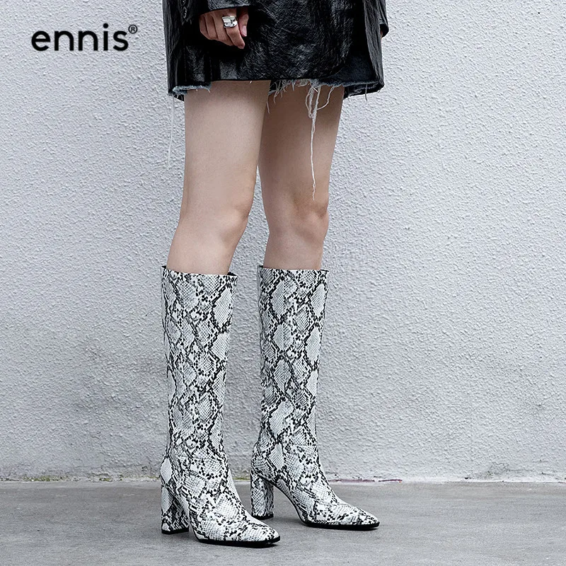 ENNIS/сапоги из змеиной кожи в европейском стиле; женские сапоги-гладиаторы на высоком каблуке; кожаные сапоги до колена с острым носком; дизайнерская обувь; сезон осень-зима; L936