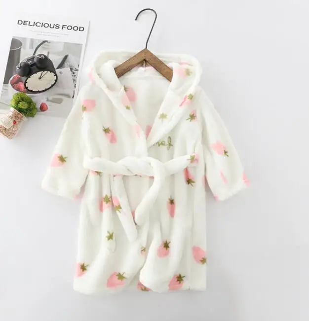 Зимний детский халат, флисовые халаты для мальчиков и девочек, пижамы, теплая детская пижама, банный Халат - Цвет: beige strawberry