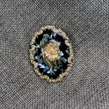 

Customizable Europe Palace Retro Frame Abalone Shell Sunflower Oil Painting Style Relief Enamel Oil Drop Brooch Corsage Female