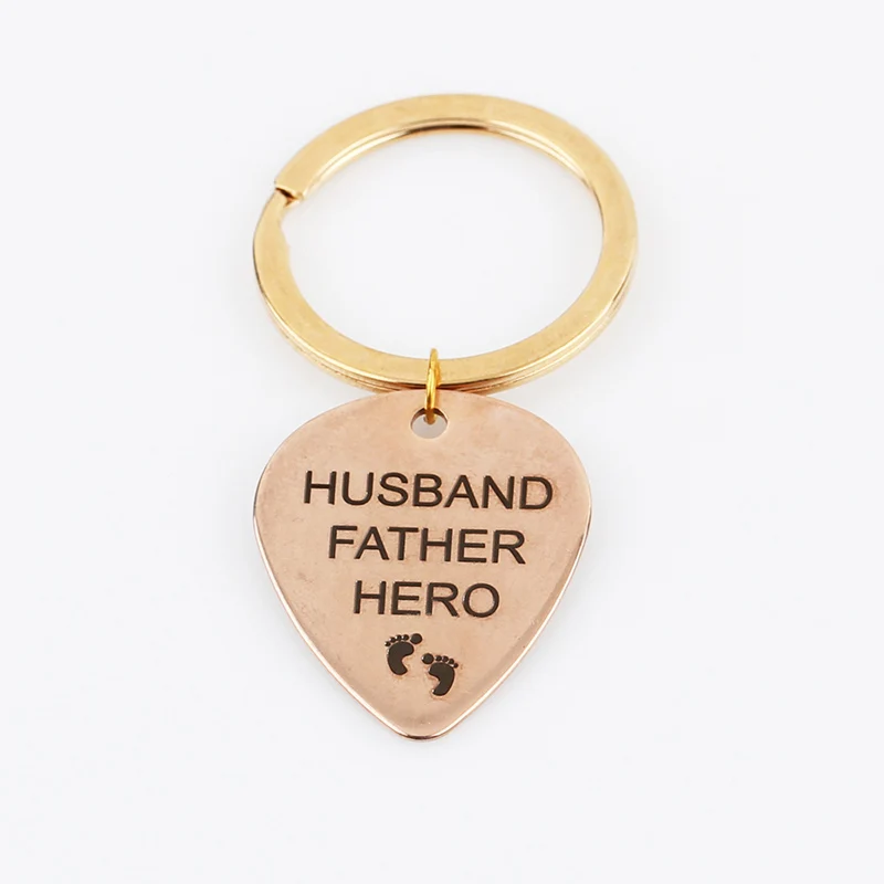 Letter-HUSBAND-FATHER-HERO-Small-Footprint-Keychain-Car-Men-Key-Rings-For-Dad-Jewelry-Ornaments-Gift (5)