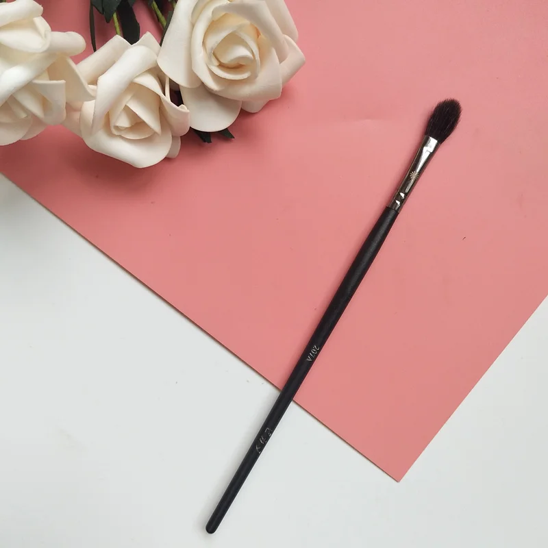 

1pcs Exquisite medium eye shadow makeup brush Nasal shadow base brush Eye beauty tools Multifunctional beauty