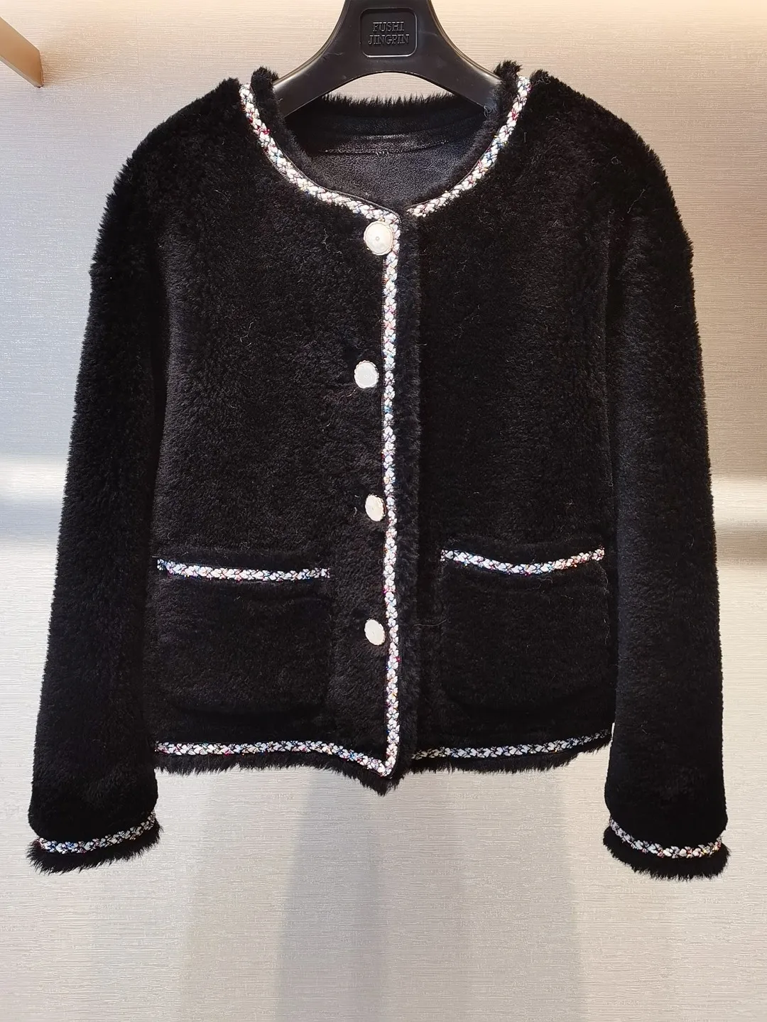 Женская однобортная куртка с длинными рукавами тканая из шерсти и меха круглым