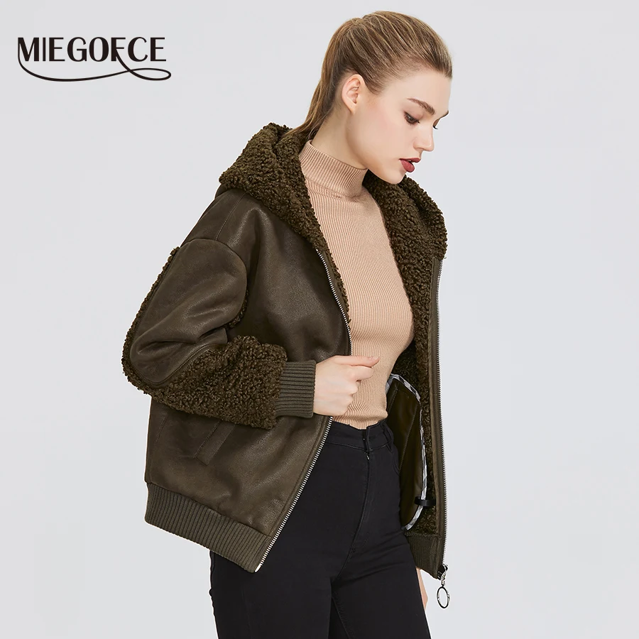Koop Miegofce 2019 Nieuwe Winter Vrouwen Collection Faux Fur Jas Vrouwen Schapenvacht Jas Stijl Ongebruikelijke Kleuren Knielange Winddicht kap