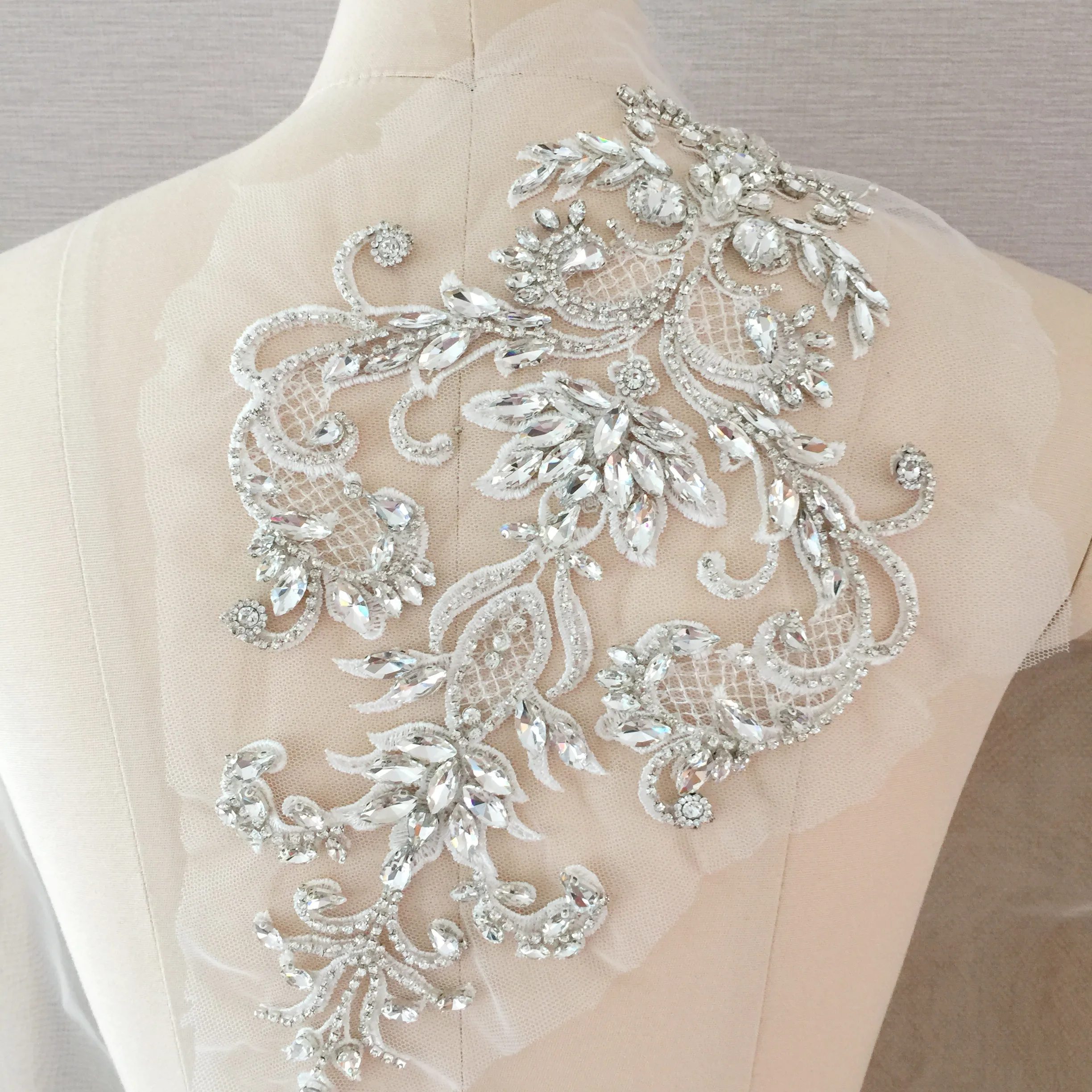 Strass-Applikation, klare Kristallzusatz, Perlenaufnäher, funkelnde Akzente für Brautkleider, Partykostüme – Detail 1