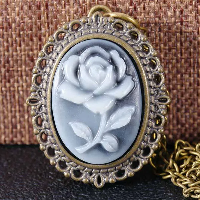 

Reloj Ceramic Design Blue Embossed Flower Design Noble Exquisite Court Wind Trumpet Quartz Pocket Watch Gift for Women HB022