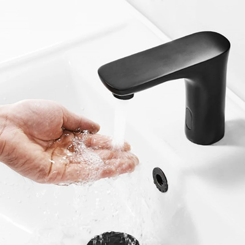 Baratos Grifo de Sensor automático negro montado en la cubierta lavabo de baño grifo infrarrojo sin contacto grifos Sensor frío y caliente