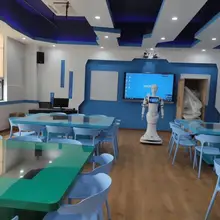 Студенты университета роста проекта программы тренировок вещи робот-гуманоид распознавания лица приема робот голосовой модуль гид-робот