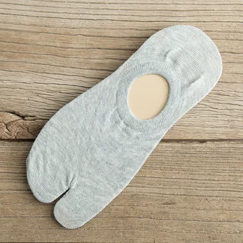 

2020 Bamboo Fiber Men and Women Summer Unisex Two Finger Socks Japanese Sandal Split Ninjia Toe Socks Black White Kimono Flops