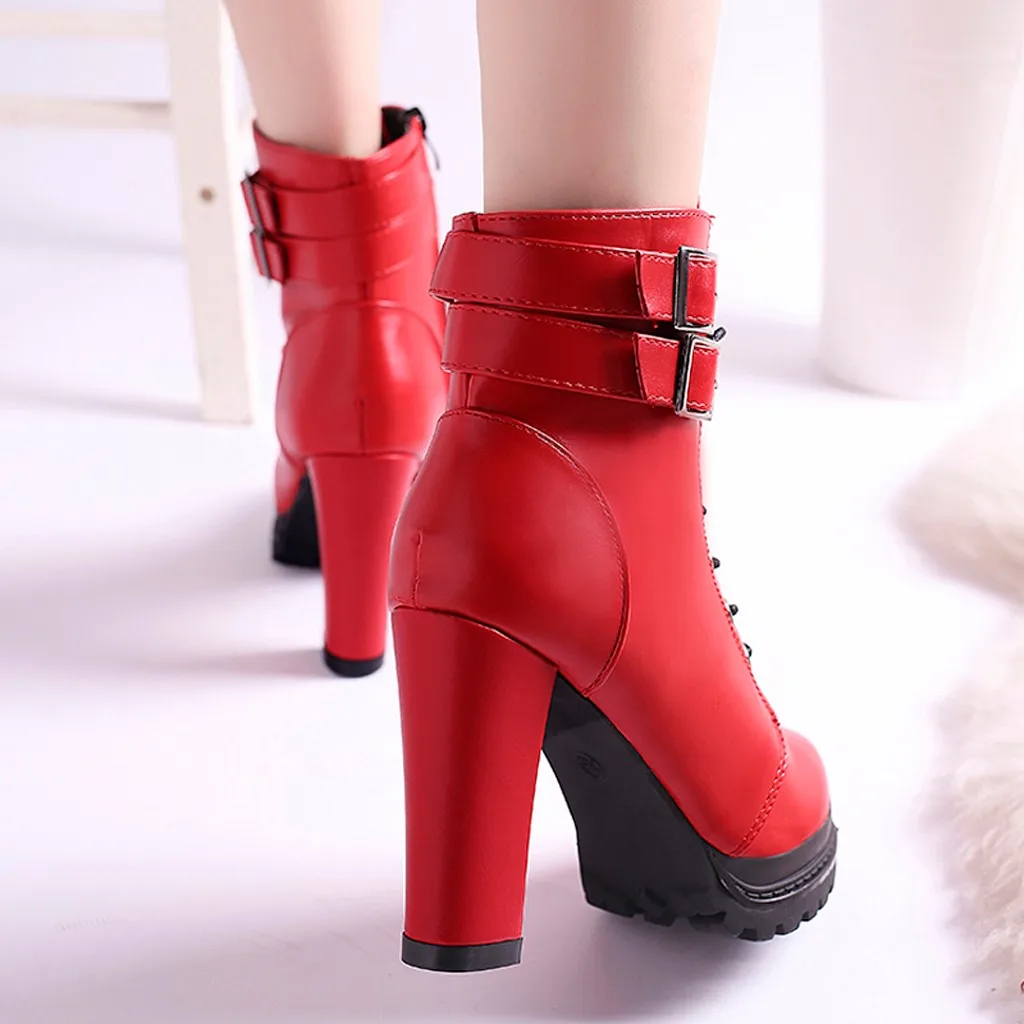Пикантные красные кожаные короткие ботиночки; Модные Женские однотонные сапоги с заклепками на квадратном каблуке на молнии; обувь с круглым носком; Женская обувь в европейском стиле