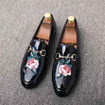 

Men's Metal Decor Embroidery Floral Loafers Mocassin Homme Wingtip Low Heel Casual Wedding Shoes Dress 3Colors C911