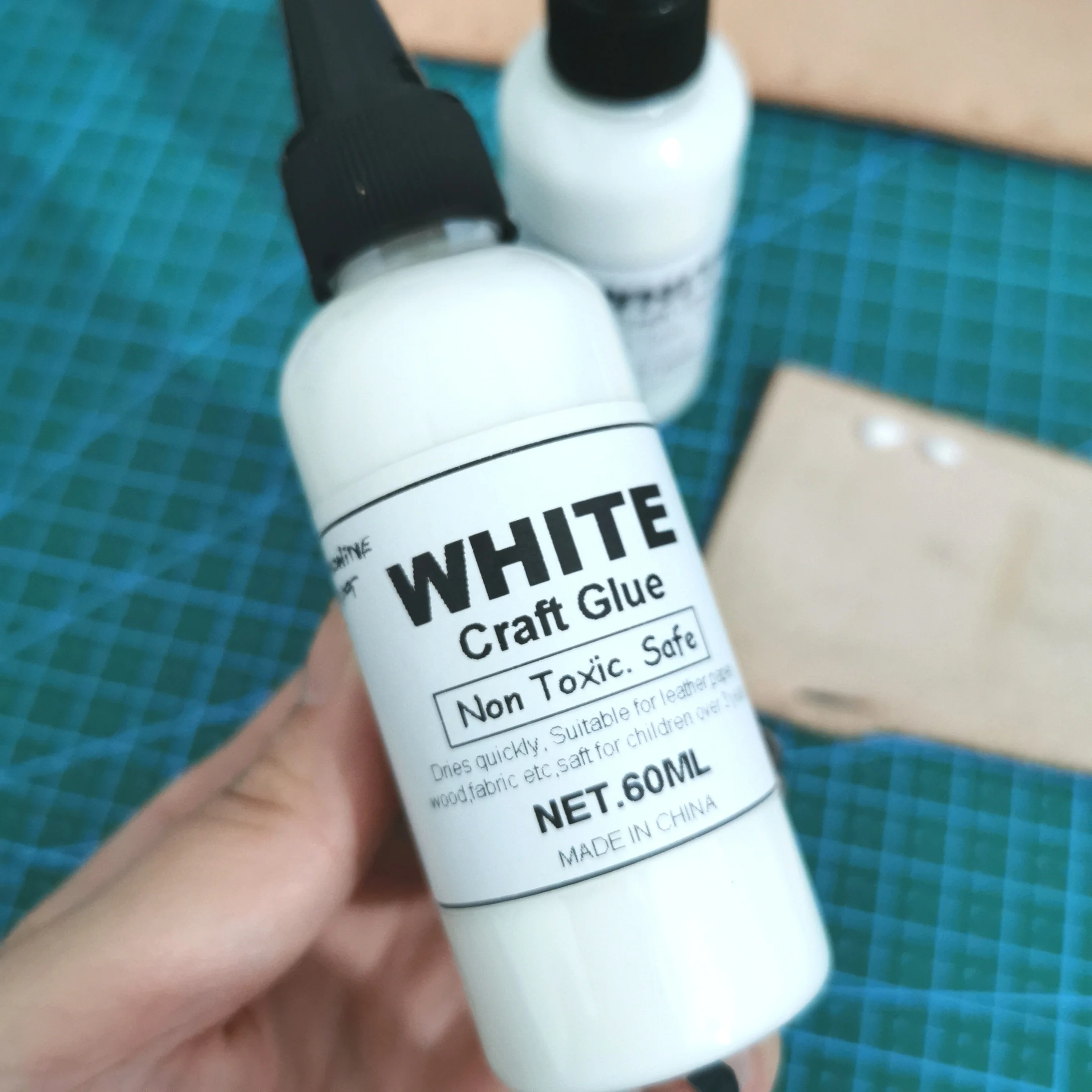 60ML/bottle Quick-drying Adhesive Strong Bond Fast Leather White craft glue Latex wood paper Repair DIY leather craft cement afbeelding