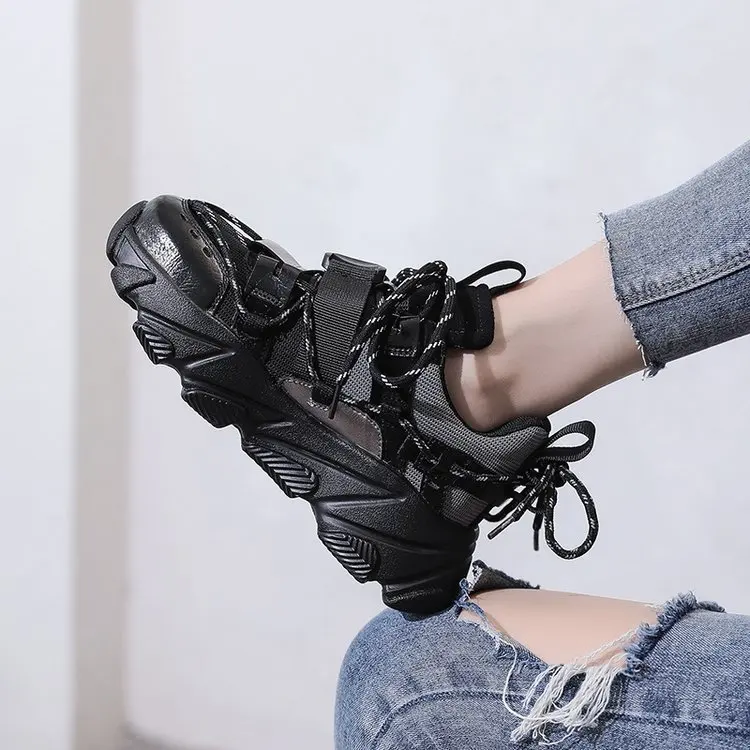 Женские кроссовки на платформе; повседневная обувь; кроссовки, визуально увеличивающие рост; дышащая модная женская обувь из флока с пряжкой на толстой подошве