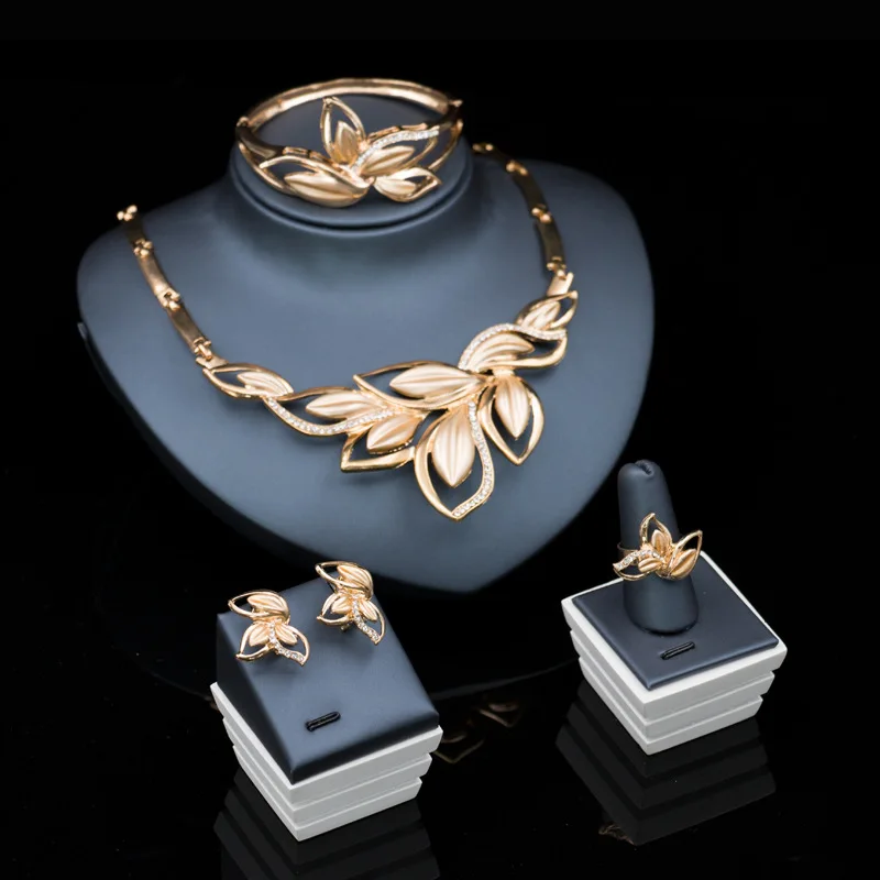 2895624208_745650842