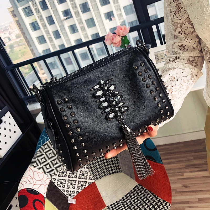 

Сумка на плечо женская с заклепками и кисточками