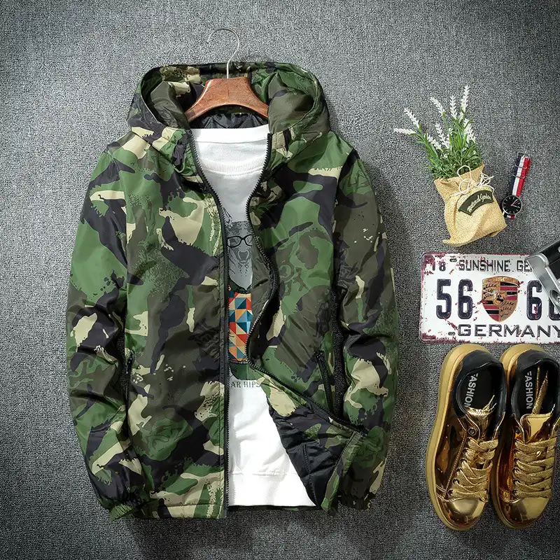 jaqueta camuflada com capuz em sarja