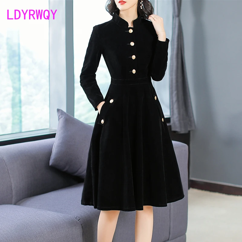 2019 new autumn and winter women's European and American Hepburn style black thin retro collar velvet dress