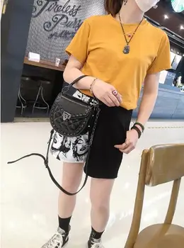 

2020 Korean new rivet single shoulder slant span package patent leather leather saddle bagBBB17